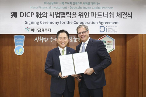 하나금융투자가 12일 독일 DICP와 파트너십을 체결했다고 밝혔다. 이진국 하나금융투자 사장(사진 왼쪽)과 루디거 슈미트-쿤호퍼 DICP 대표이사(오른쪽)가 사업협력을 위한 파트너십을 체결한 뒤 기념촬영을 하고 있다. 하나금융투자 제공.